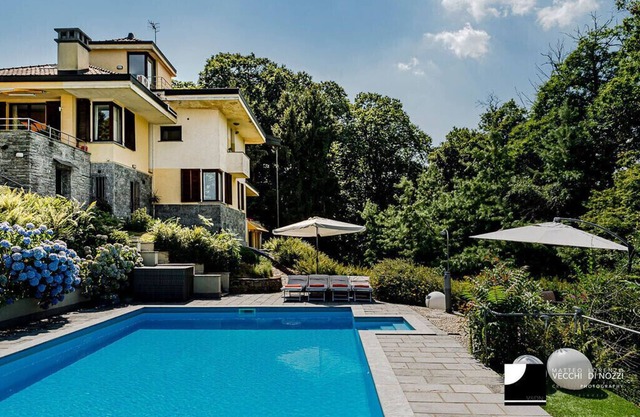 Villa Olivia with pool and sauna .Lake view
