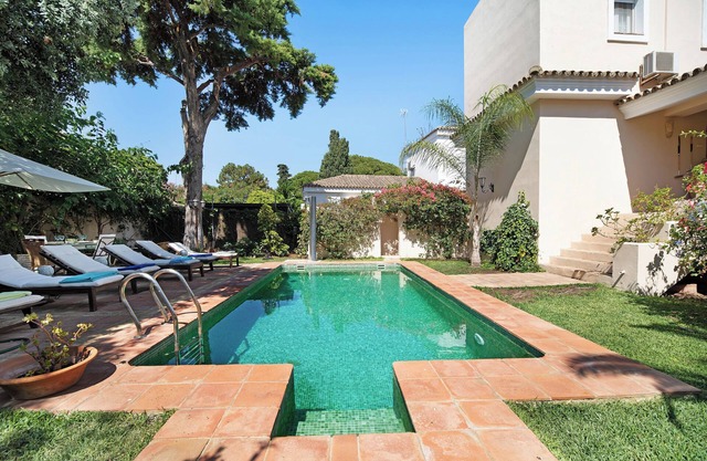 Villa 'Olmo Tree' with Private Pool, Wi-Fi and Air Conditioning