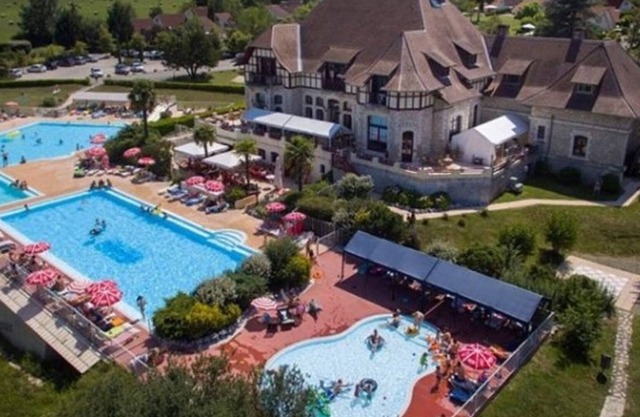 Villa on child-friendly park with swimming pool