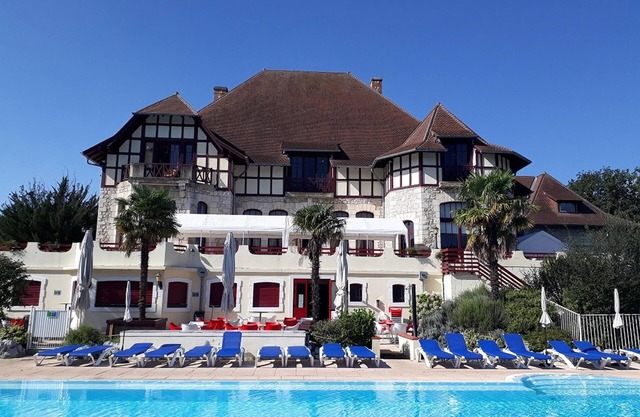 Villa on estate with 2 swimming pools