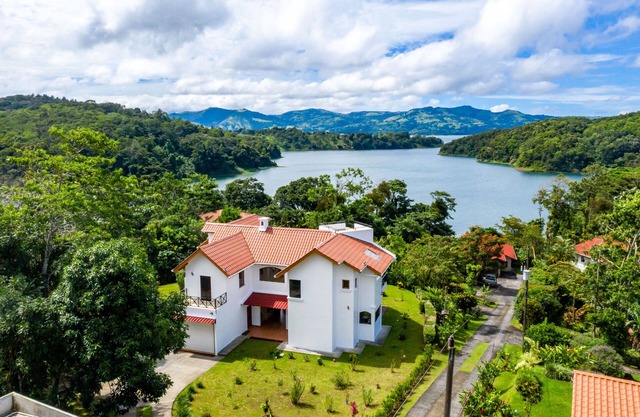 Villa on Lake Arenal - Adventure + Relaxation - Quiet Gated Community