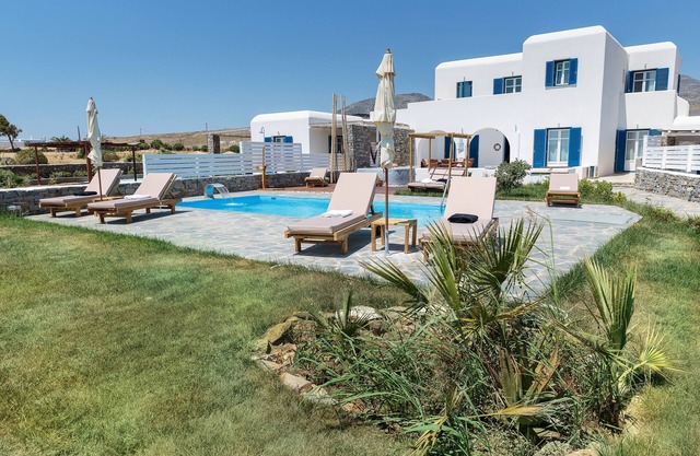 Villa Othis: enjoy 2 villas, 11 guests, 2 pools+outdoor Jacuzzi, sea views!