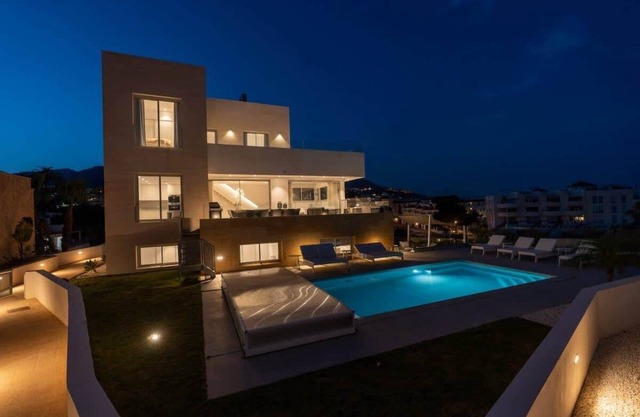 Villa Palm Beach, 5 bedroom villa with sea views and private pool