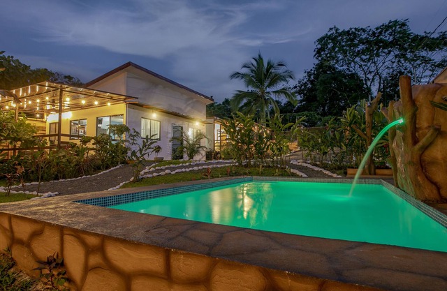 Villa Palmera es un Espacio Acogedor con Amplios Jardines, Piscina, Rancho BBQ