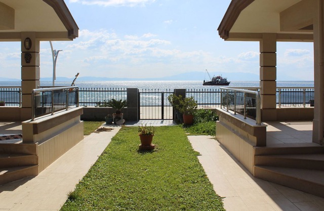 Villa Paralia - cozy triplex by the sea