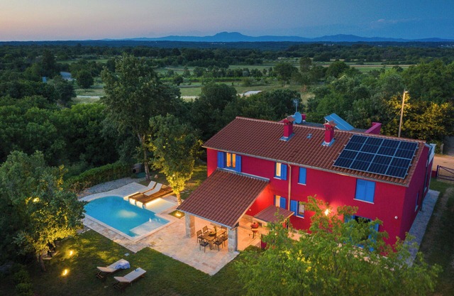 Villa Parun With heated pool, EV friendly -Your private Shelter From City Crowds