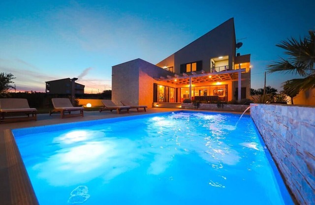 Villa Petra - Luxury Villa w Pool, Sauna & Tennis Court