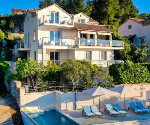 VILLA PHILIPPA - luxurious five-room villa - idyllic location - first row to the sea - spectacular view of the sea bay - unforgettable sunsets - 15 minutes from Supetar ferry port - free parking - private pool