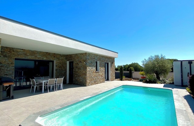 Villa Piscine et Jardin Privé, 5 mn Mer et 20 mn Montagne, BOX Recharge Voiture