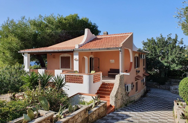 VILLA PLEMMYRIA. Semi-detached villa immersed in the greenery of the Plemmirio Marine Protected Oasis
