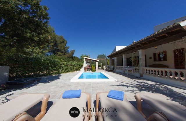 Villa Pomeres with Pool and Garden.