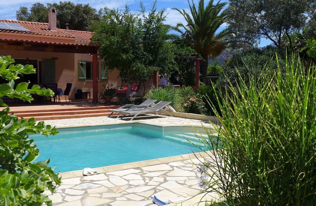 Villa, pool in the Corsican maquis