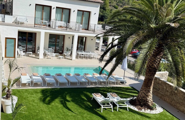 Villa Raquel Montanejos, 12 people, 6 bathrooms, swimming pool, garden, barbecue.