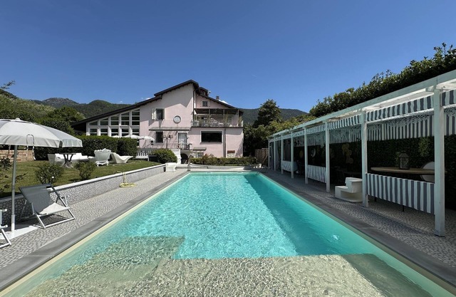 VILLA RIVIERA, Luxury Retreat with Large Pool, Tennis, Soccer field, near 5Terre