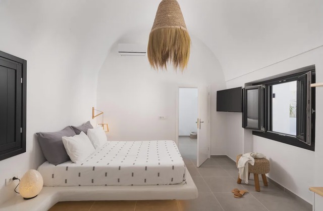 Villa Rosaviglia Oia with Hot Tub