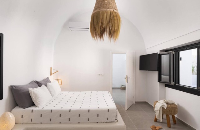 Villa Rosaviglia Oia with Hot Tub