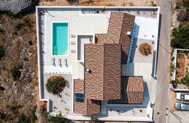 Villa Royal Stone with Pool, 350m from beach