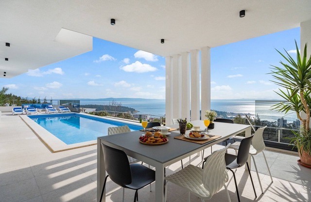 Villa Sagnia, 4 en-suite bedrooms, sea views