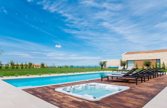 Villa Sanpadeo for kids & families in Central Istria with jacuzzi, sauna & sea view