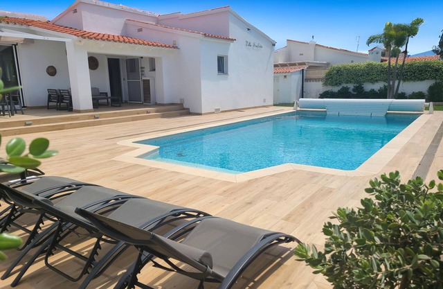 Villa SEAESTA on the beachfront, Les Deveses, Denia