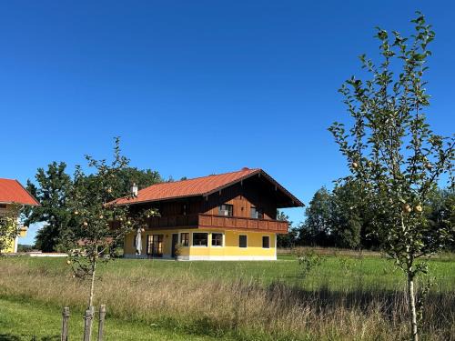 VILLA SEEBERG - by "Schloss Gessenberg" luxurious vacation home with lake and mountain views, suitable for families