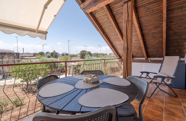 Villa Segesta holiday flat with terrace, WiFi and air conditioning