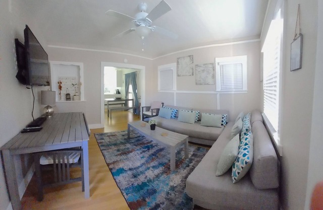 Villa Serena- full kitchen, and just a 3 minute walk to the beach!