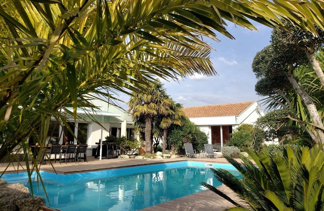 Villa Seychelles, swimming pool, tropical garden, wooden terrace, close to the sea