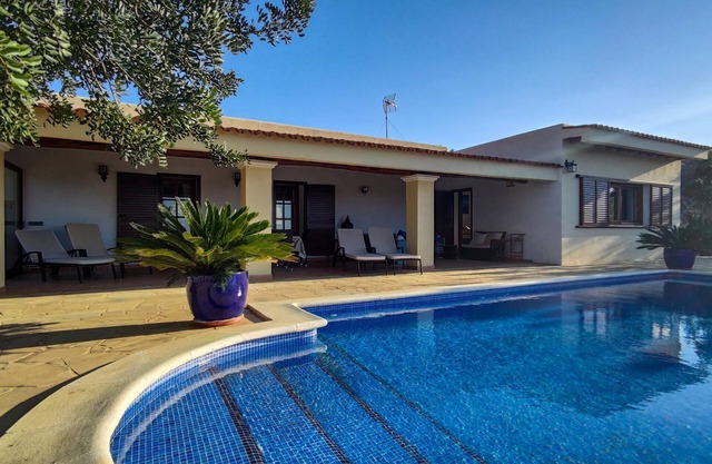 Villa Shera, Ibicencan house with sea views, pool in private area with lots of charm