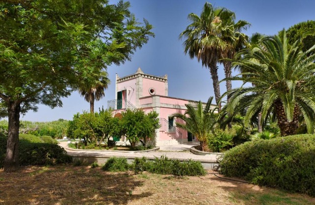 Villa Sirgole Rosa with Pool, Galatina