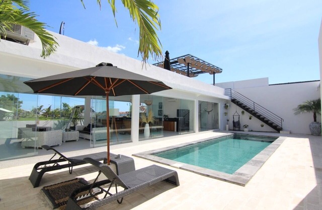 Villa SisSa, Deluxe Villa with Rooftop Lounge, 5 mins drive to beaches nearby.