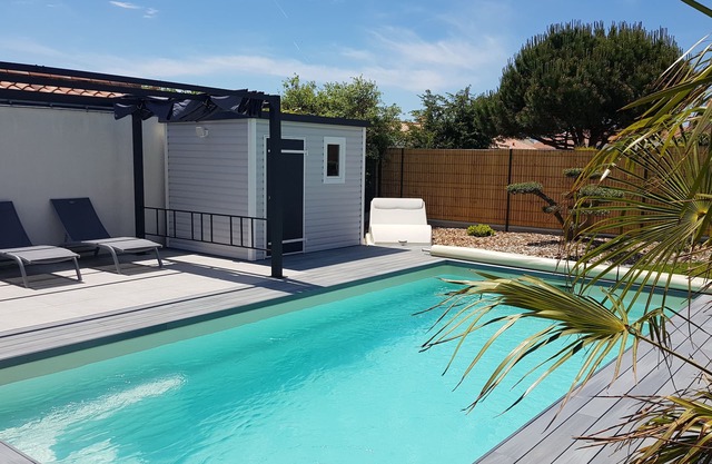 Villa sleeps 7, heated pool (May to September) near beach, town center