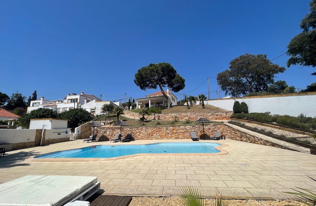 Villa "SOL" With private Pool Set In Landscaped Gardens near Costa da Caparica