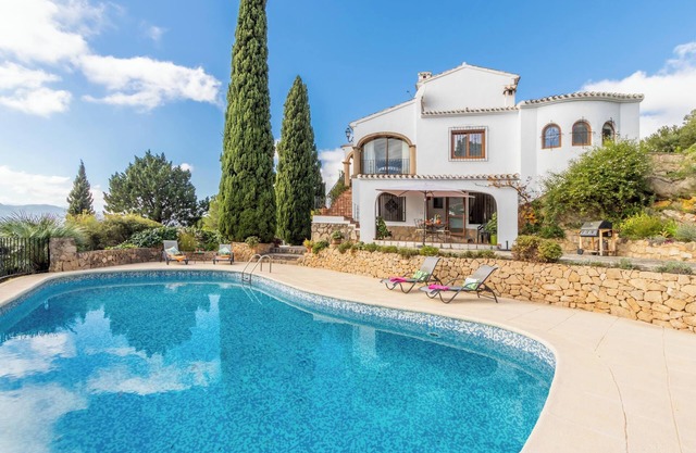 Villa "Sol y Luna" with Mountain View, Pool, Terrace, A/C & Wi-Fi