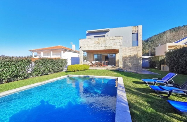Villa surrounded by sea and mountains, with swimming pool and fireplace, 10 minutes' walk from the beach.