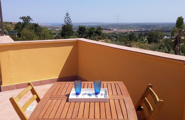 Villa surrounded by greenery a stone's throw from Eurialo castle