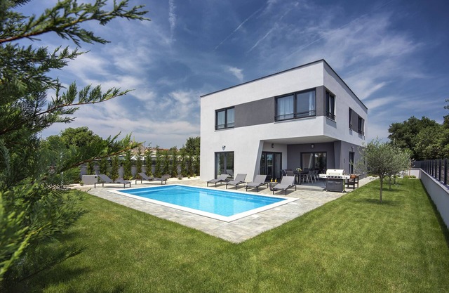 Villa Tika in Pula for families with kids playground
