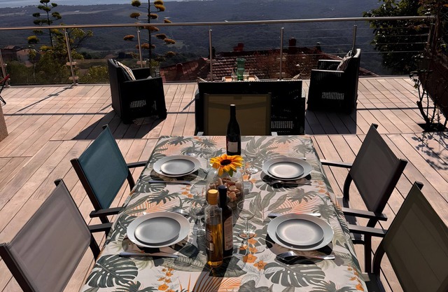 Villa 'Tout Confort' with Sea View, Private Terrace and Wi-Fi