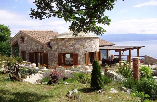 Villa Tramontana - Stone villa with pool & sea view a few minutes from the beach!