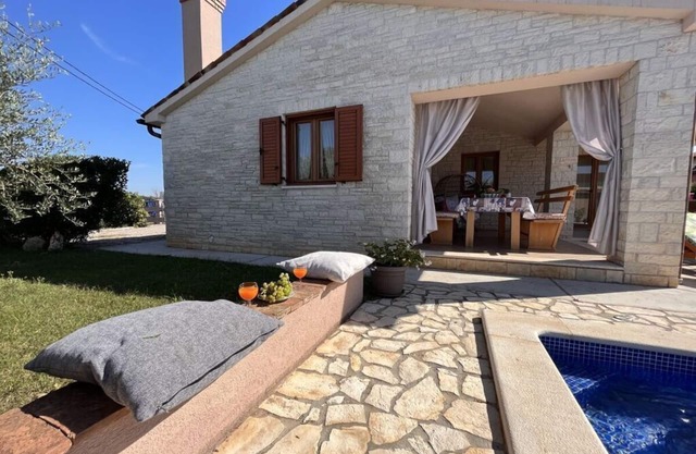 Villa van steen Mirela
