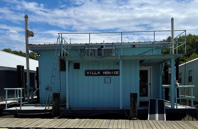 Villa Venice houseboat located in Cypress Cove Marina-5 bedrooms/2 full bathroom