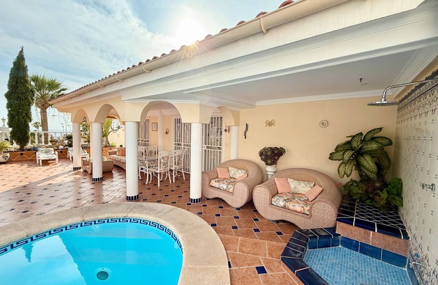 Villa Violetta close to the Beach with Pool, Garden, A/C and Wi-Fi
