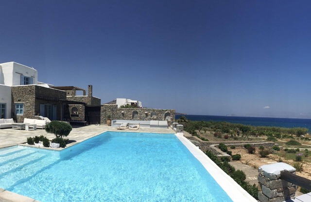 Villa-waterfront, infinity pool-splendid views-luxurious amenities