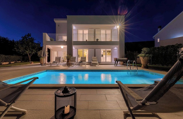 Villa White Pebble I