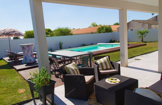 VILLA with heated pool-3 bedrooms, sleeps 6