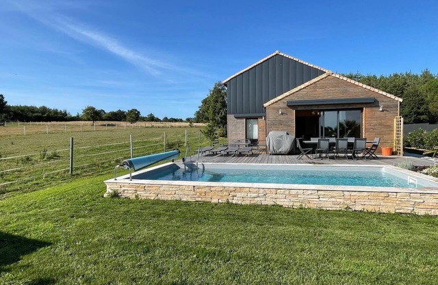 villa with 4 bedrooms, 2 bathrooms and private swimming pool