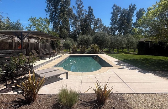 Villa with 4BR/3BA, Pool, Guest House and Bikes in Prime Area