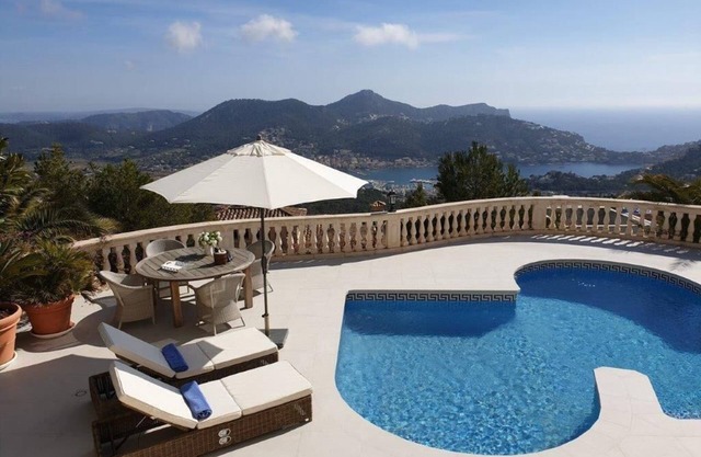 Villa with breathtaking view and heated swimming pool in very exclusive location