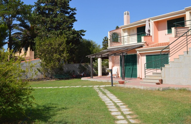 Villa with garden 50 meters from the beach two apartments