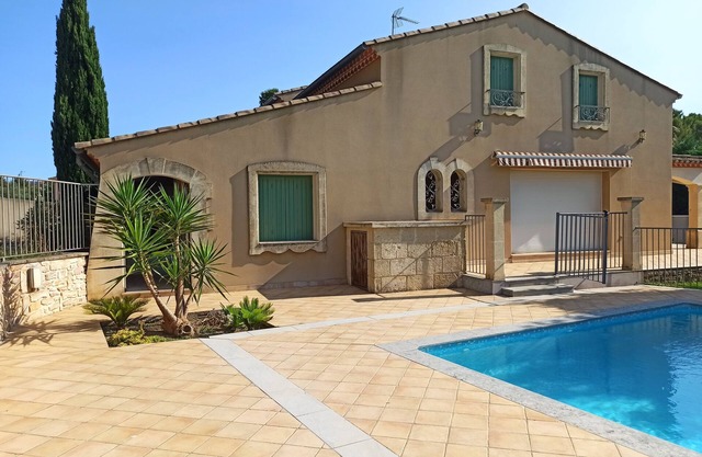 Villa with garden, terrace and fenced pool. Nature, sun, calm